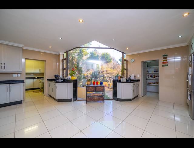 6 BEDROOM FREEHOLD FOR SALE IN ROBIN HILLS
